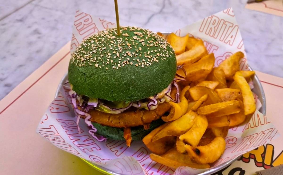 Dopo l'eurofollia, l'"hamburger" a base di insetti sbarca a Milano: lo abbiamo provato per voi